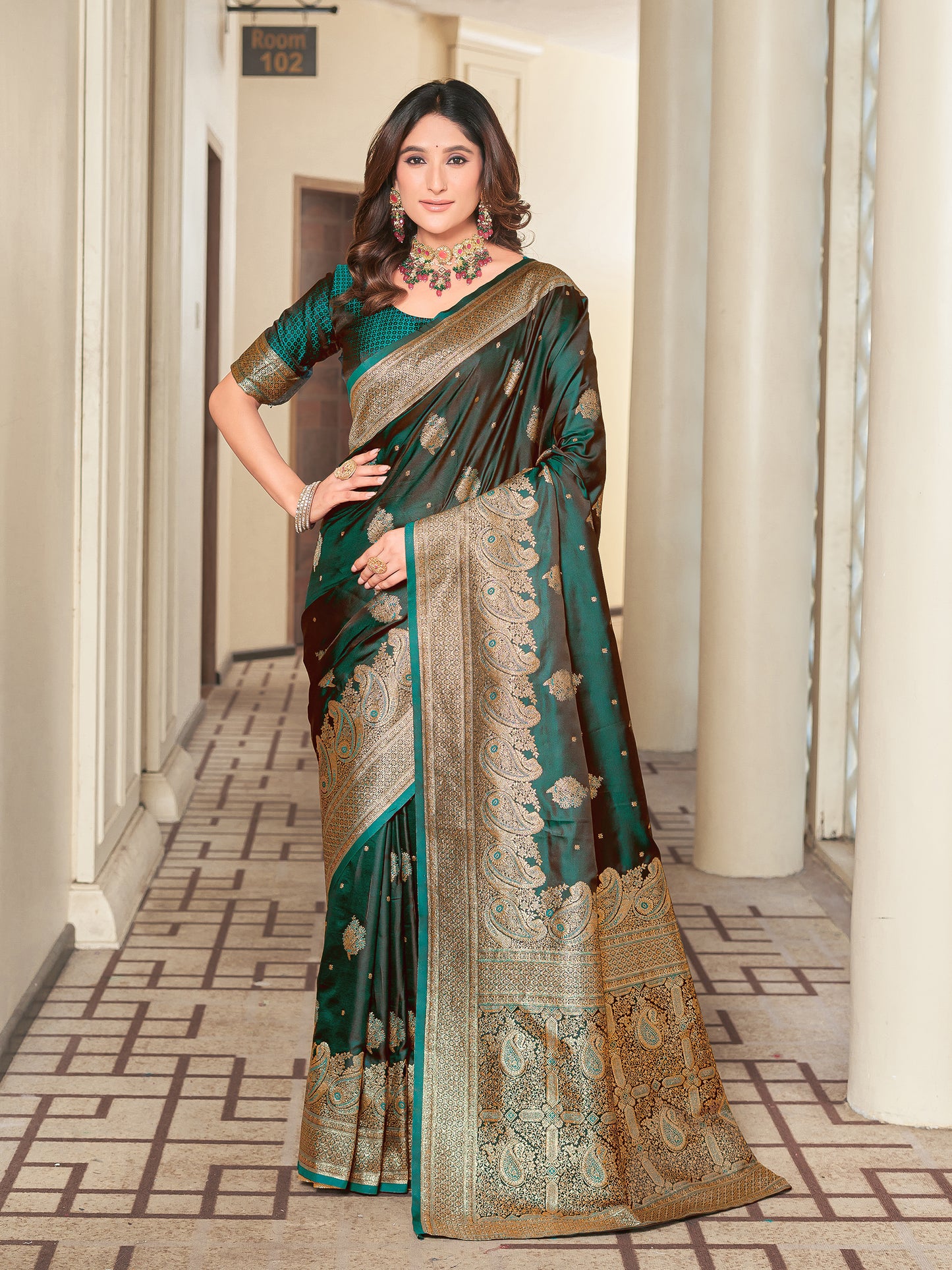 Woven Banarasi Jacquard, Satin Silk Blend Saree With Unstitched Blouse (Green)