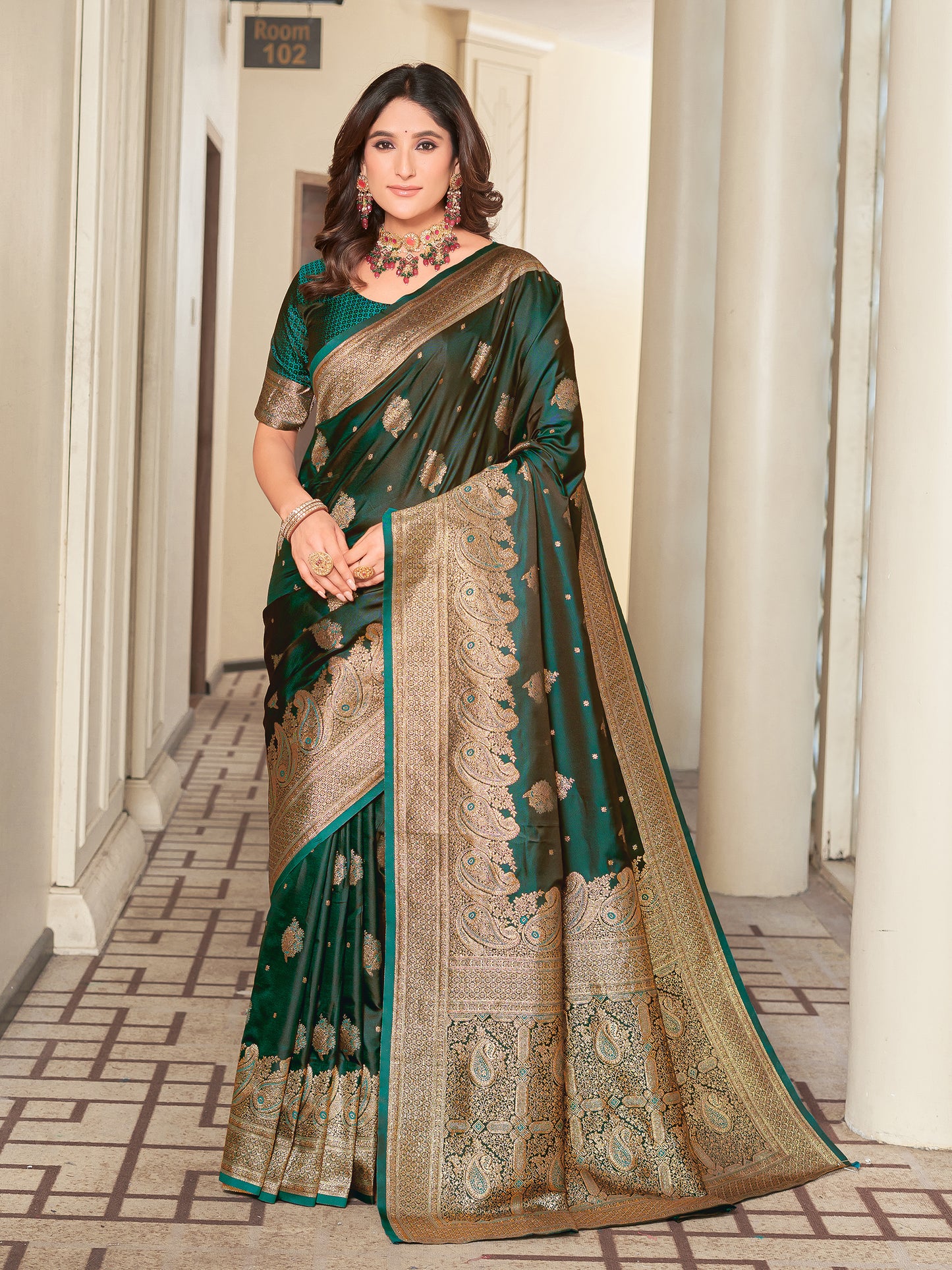 Woven Banarasi Jacquard, Satin Silk Blend Saree With Unstitched Blouse (Green)
