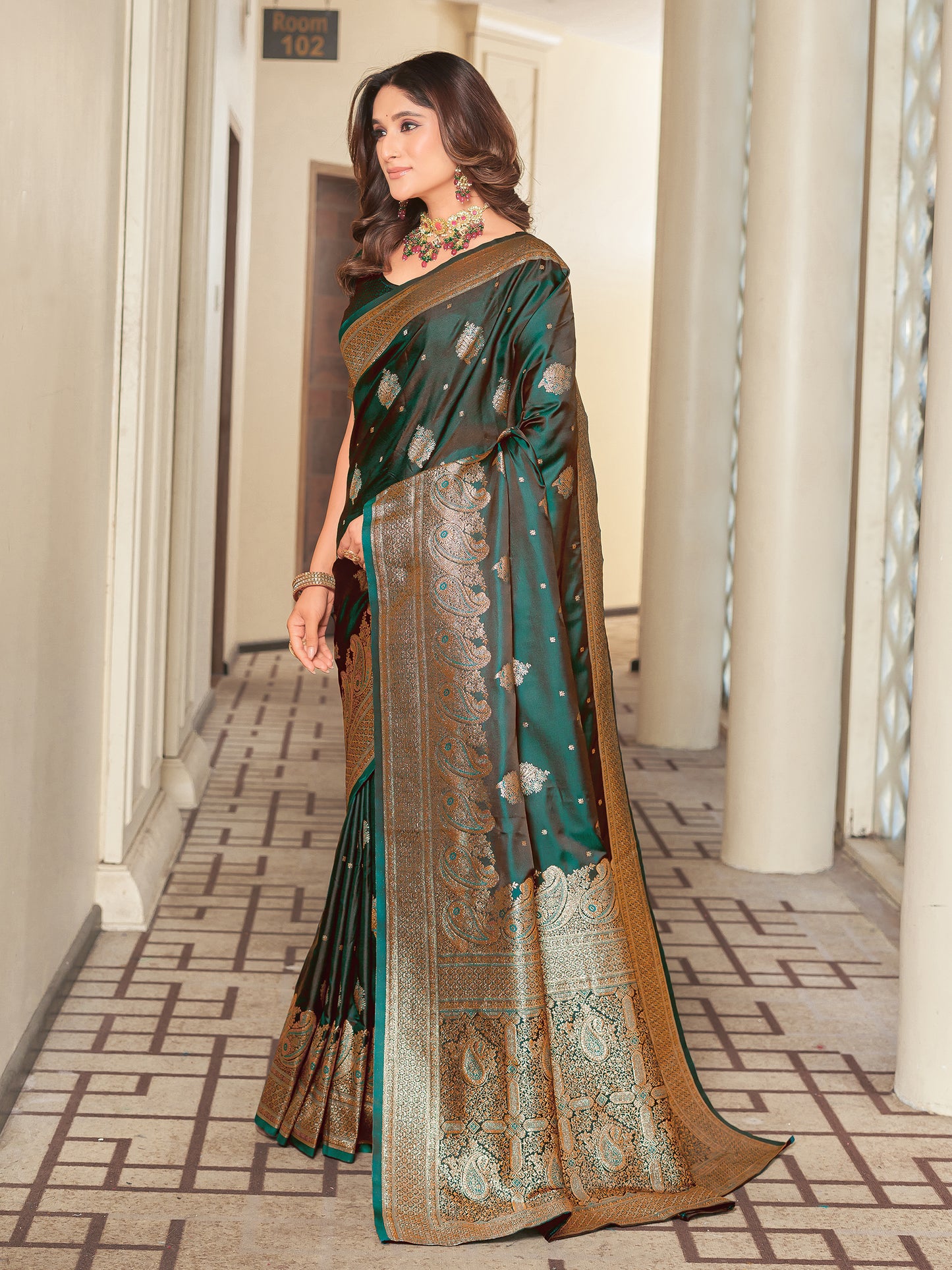 Woven Banarasi Jacquard, Satin Silk Blend Saree With Unstitched Blouse (Green)