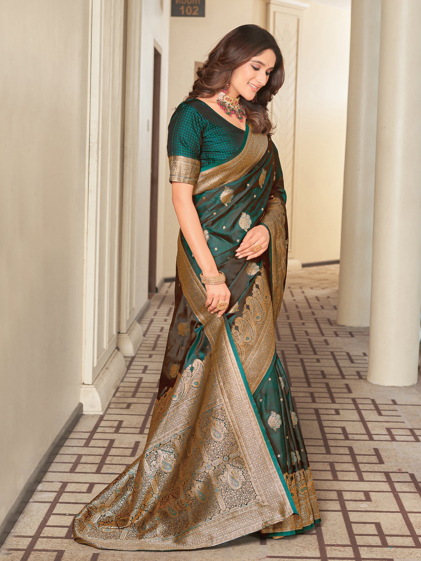 Woven Banarasi Jacquard, Satin Silk Blend Saree With Unstitched Blouse (Green)