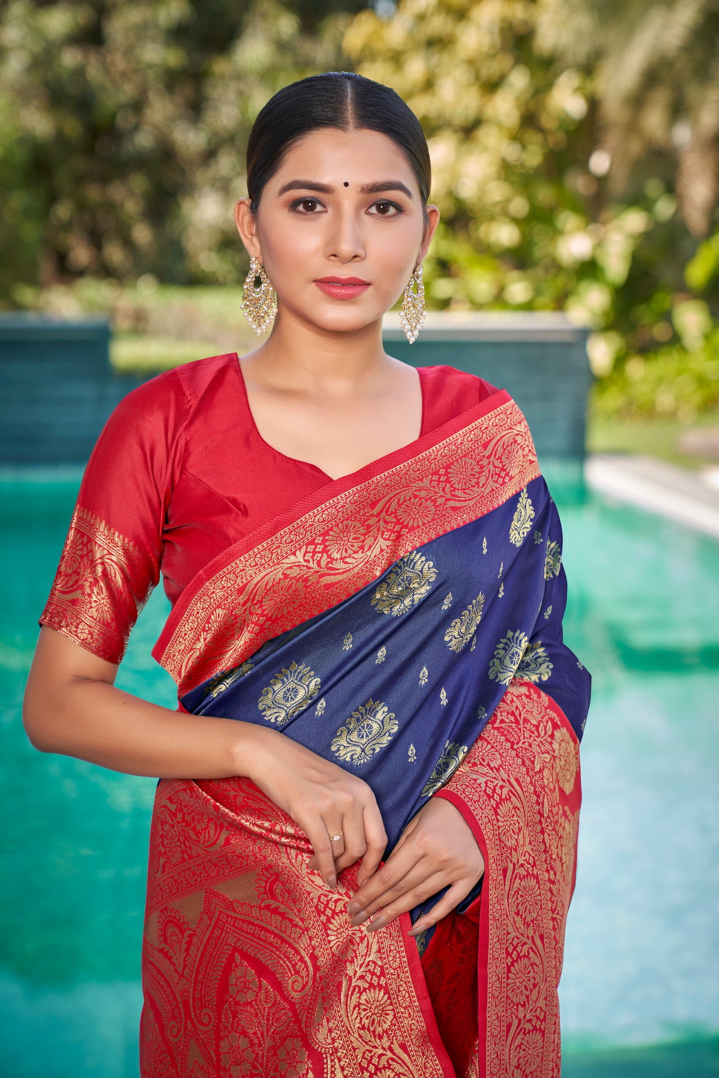 Woven Kanjivaram Jacquard, Silk Blend Saree With Unstitched Blouse(Navy Blue)