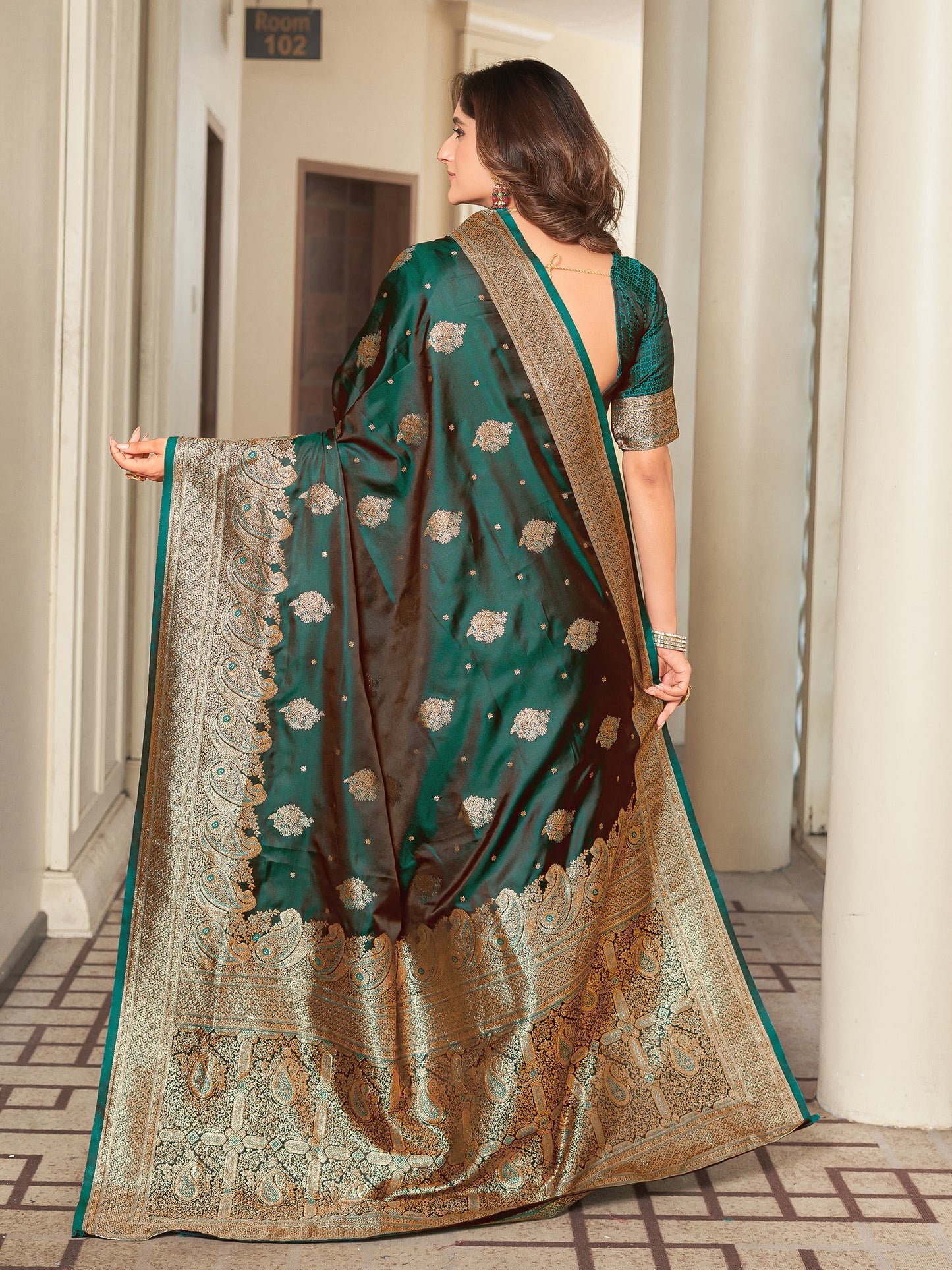Woven Banarasi Jacquard, Satin Silk Blend Saree With Unstitched Blouse (Green)